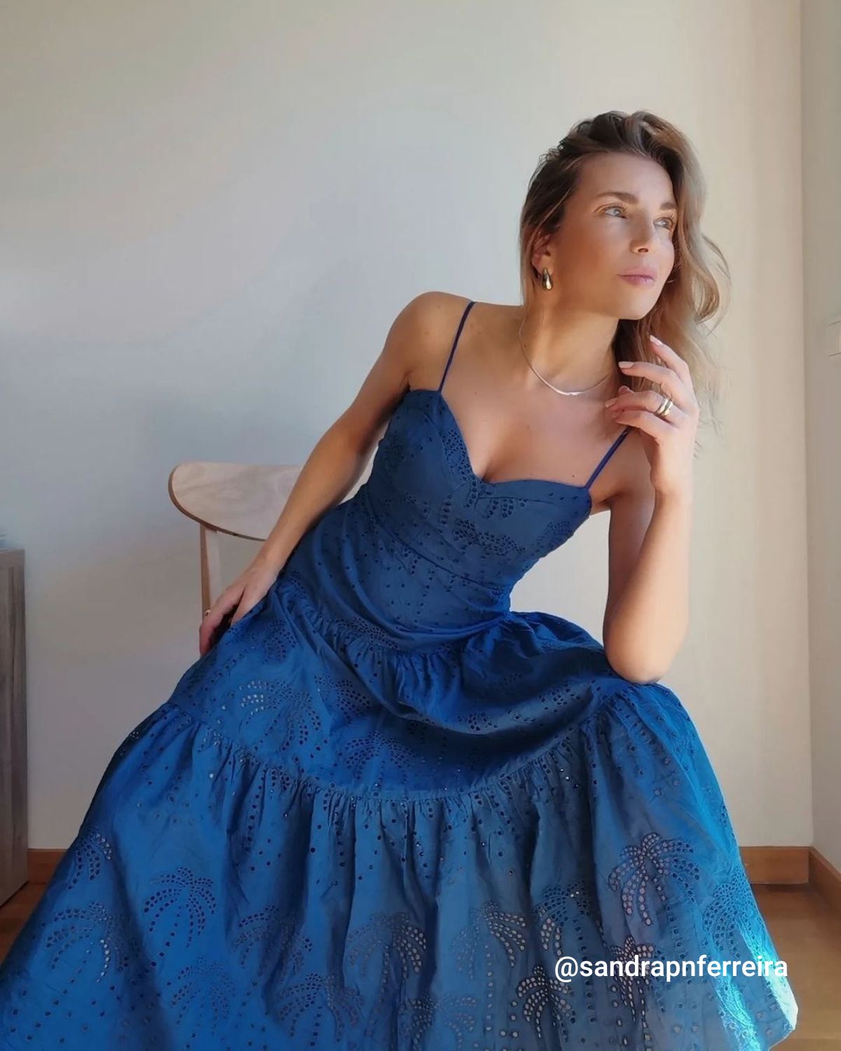 Nikki | The Blue Sweetheart Neck Brodert midikjole med underkjole